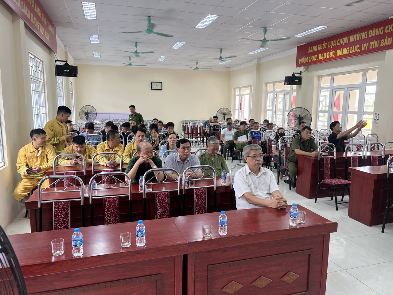 Cảnh sát phòng cháy hướng dẫn kỹ năng phòng ngừa, xử lý hỏa hoạn cho người dân tại phường Mỹ Đình 2