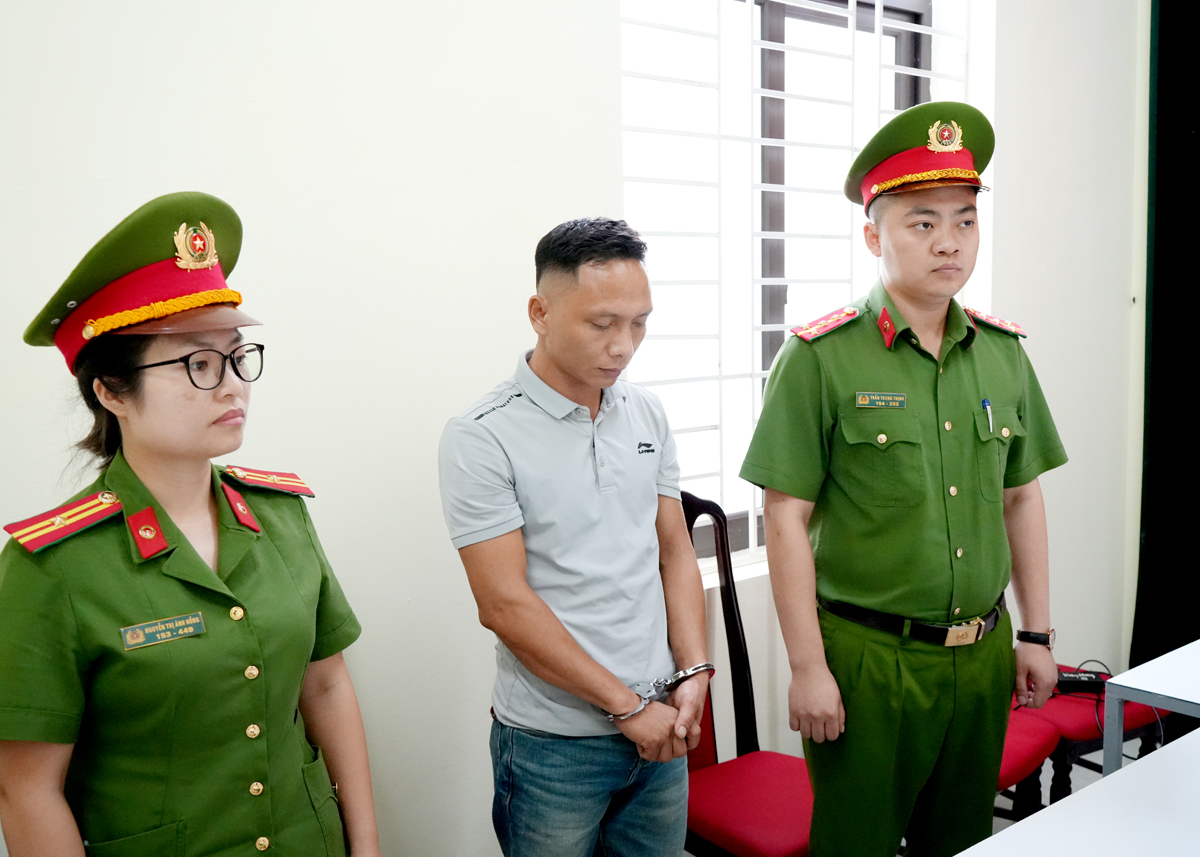 Khởi tố tài xế xe ô tô tải chở hơn 2 tấn hàng cấm