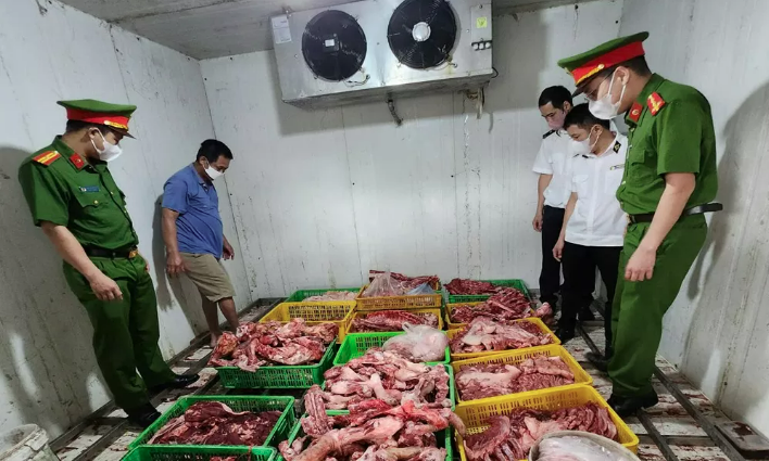 Phát hiện gần 1,8 tấn xương và thịt lợn bẩn