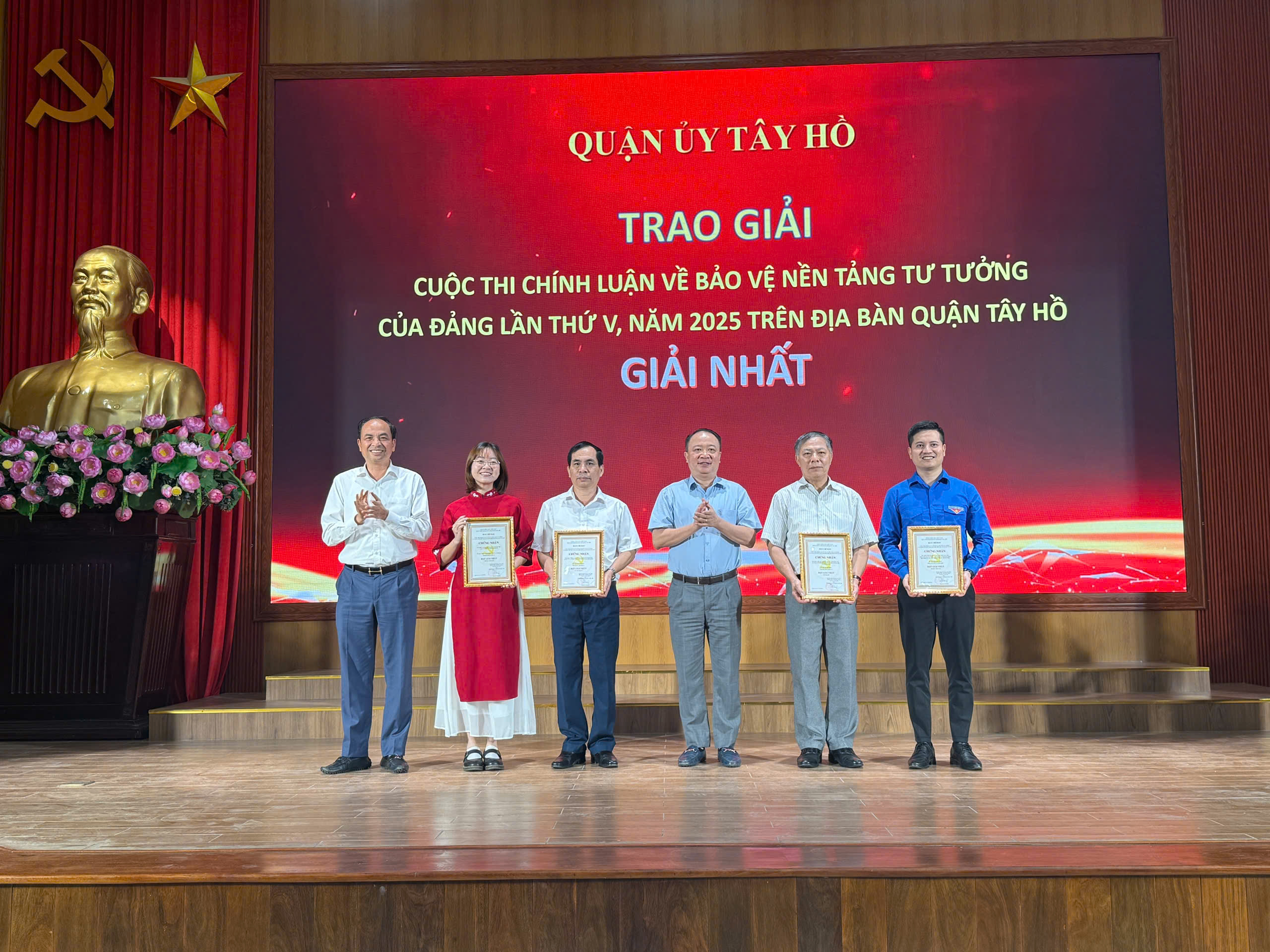 Quận Tây Hồ trao giải cuộc thi chính luận bảo vệ nền tảng tư tưởng của Đảng