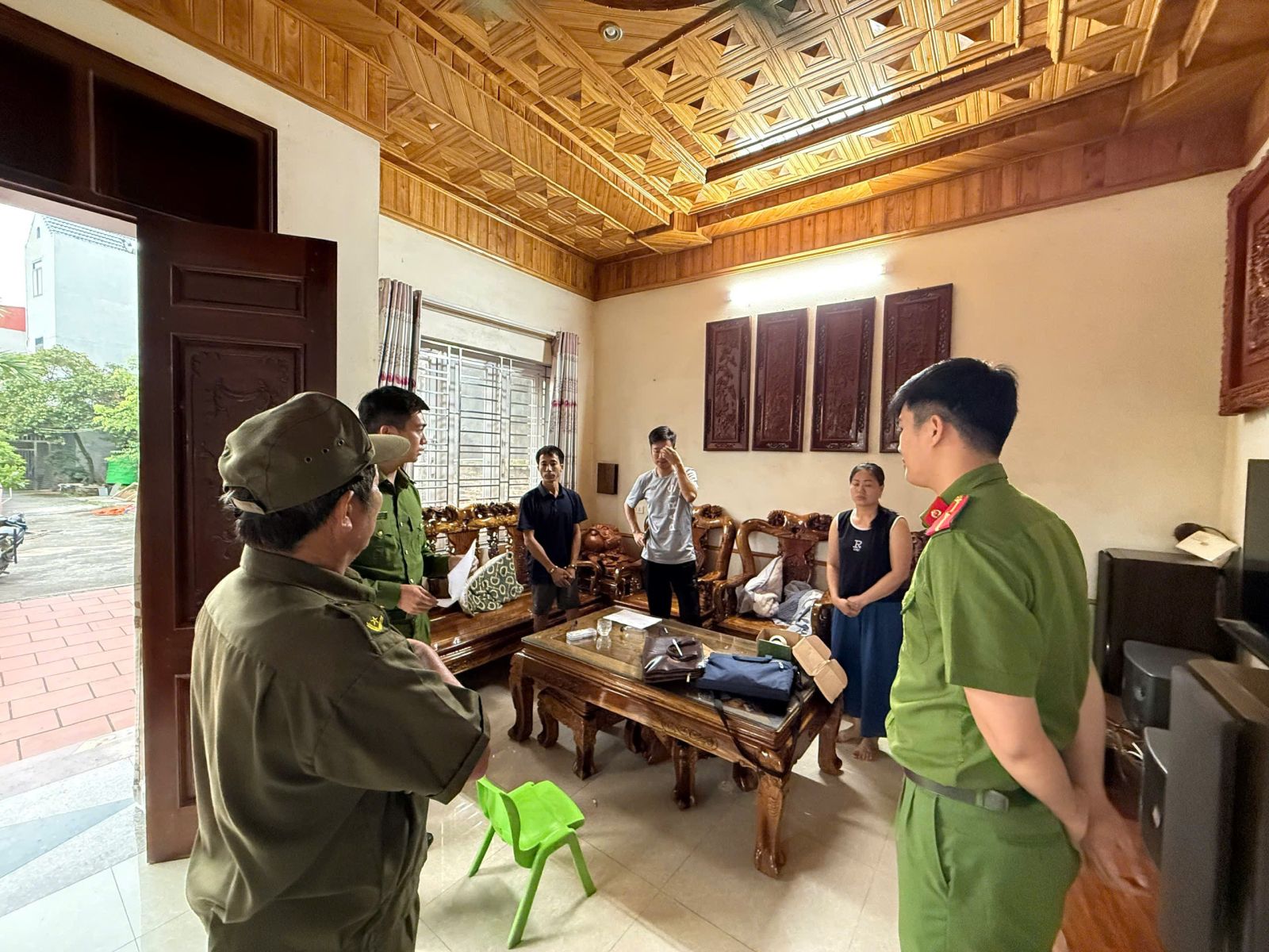 Bắt giữ 2 đối tượng tàng trữ, vận chuyển, mua bán trái phép vũ khí quân dụng