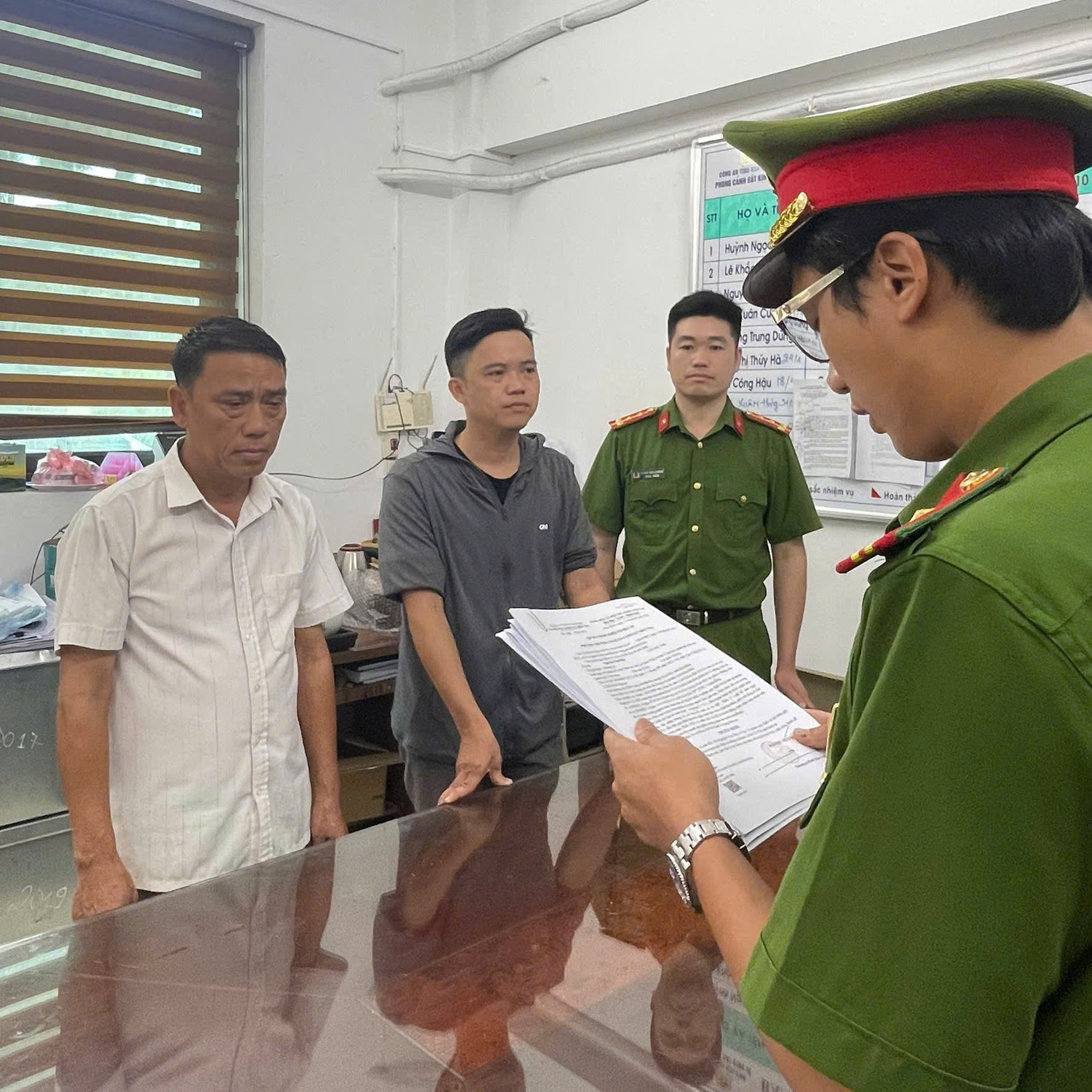 Bắt tạm giam giám đốc và kế toán Công ty khai thác khoáng sản tại Kim Bôi