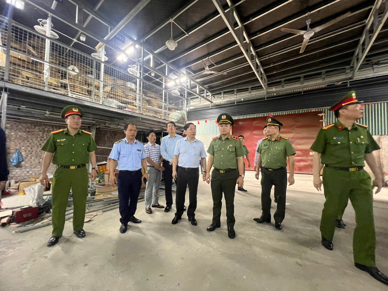 Giám đốc Công an thành phố Hà Nội kiểm tra hoạt động sản xuất, kinh doanh và công tác đấu tranh chống hàng lậu tại xã La Phù