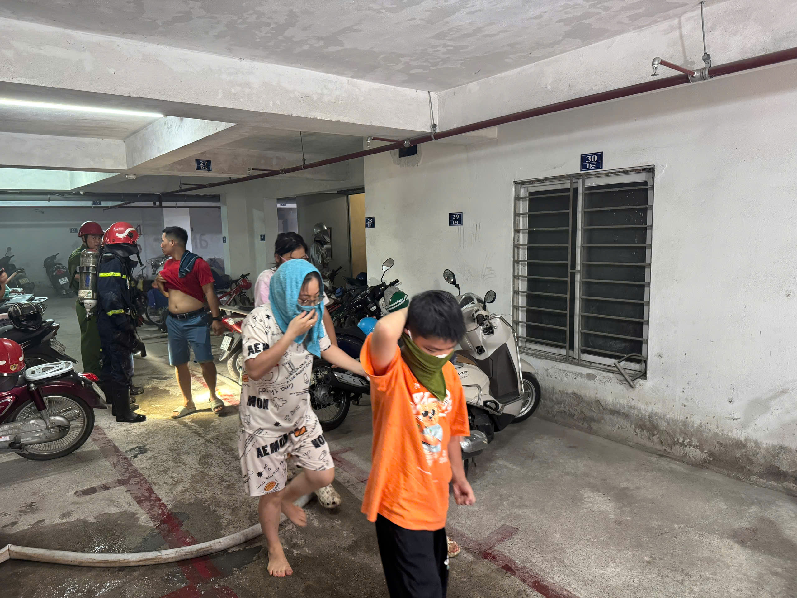 Hướng dẫn nhiều người thoát nạn trong vụ cháy chung cư mi ni