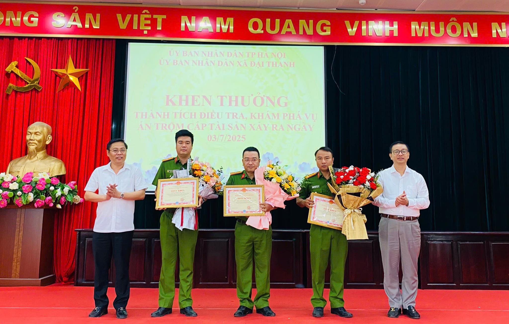 Khen thưởng Công an xã Đại Thanh kịp thời điều tra, khám phá vụ trộm cắp tài sản