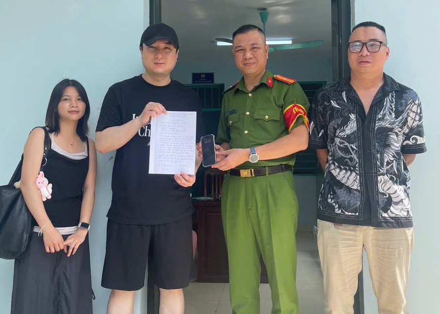 Công an phường Tây Hồ hỗ trợ du khách nước ngoài tìm lại tài sản