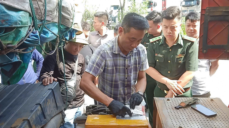 Đánh sập đường dây vận chuyển 235 kg bạc tinh khiết từ nước ngoài vào Việt Nam