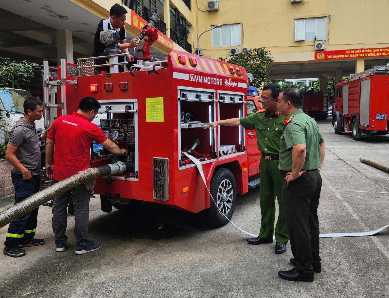 Tổng công ty Tháng 8 thử nghiệm xe chữa cháy cơ động phù hợp đô thị ngõ nhỏ