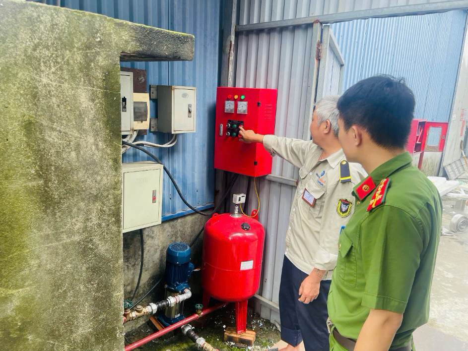 Đôn đốc, hướng dẫn công tác phòng cháy tại các cơ sở thuộc Cụm Công nghiệp vừa và nhỏ tại xã Phúc Thịnh