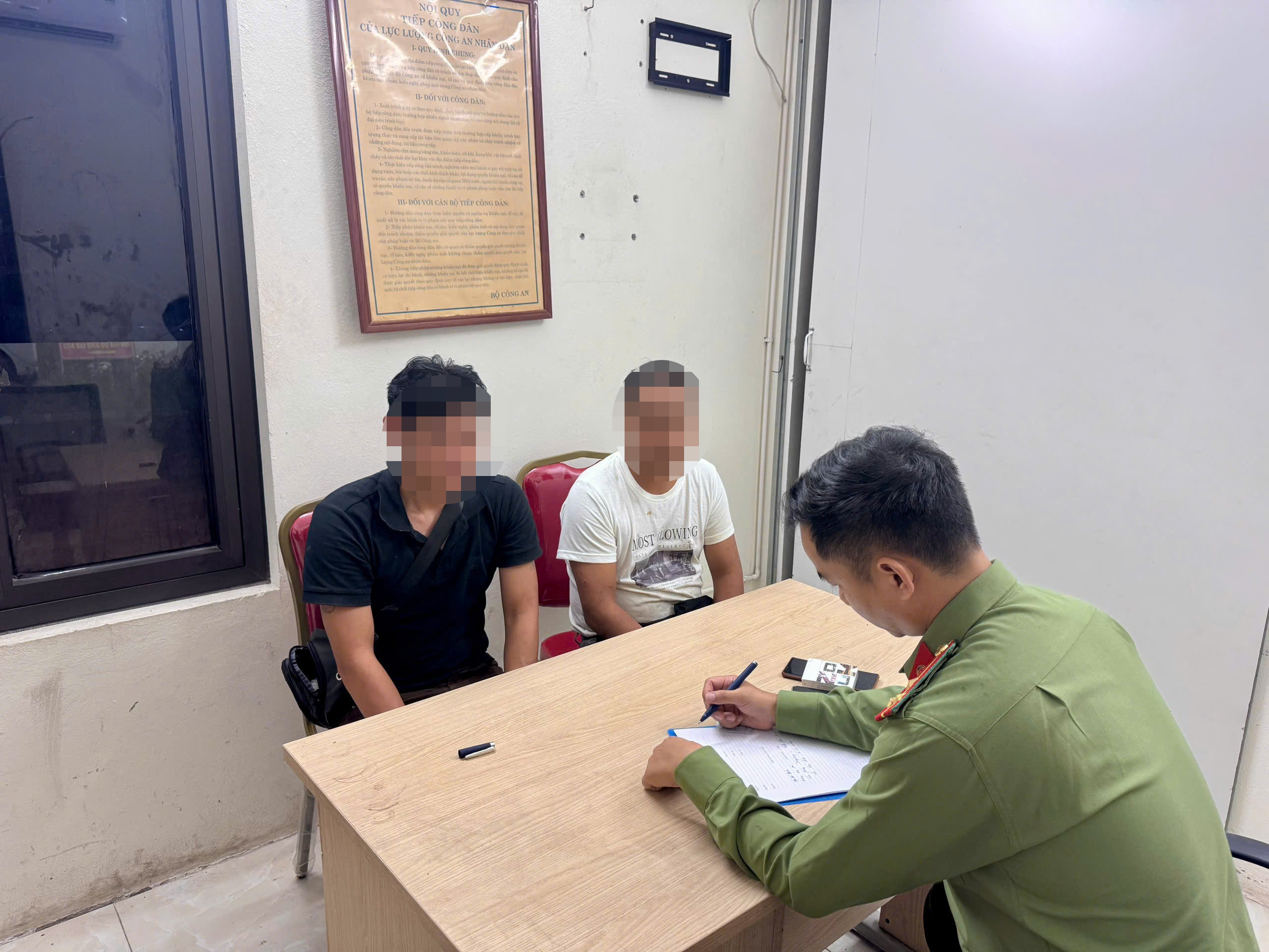 Công an xã Đông Anh tuần tra, phát hiện 2 người nước ngoài nhập cảnh trái phép