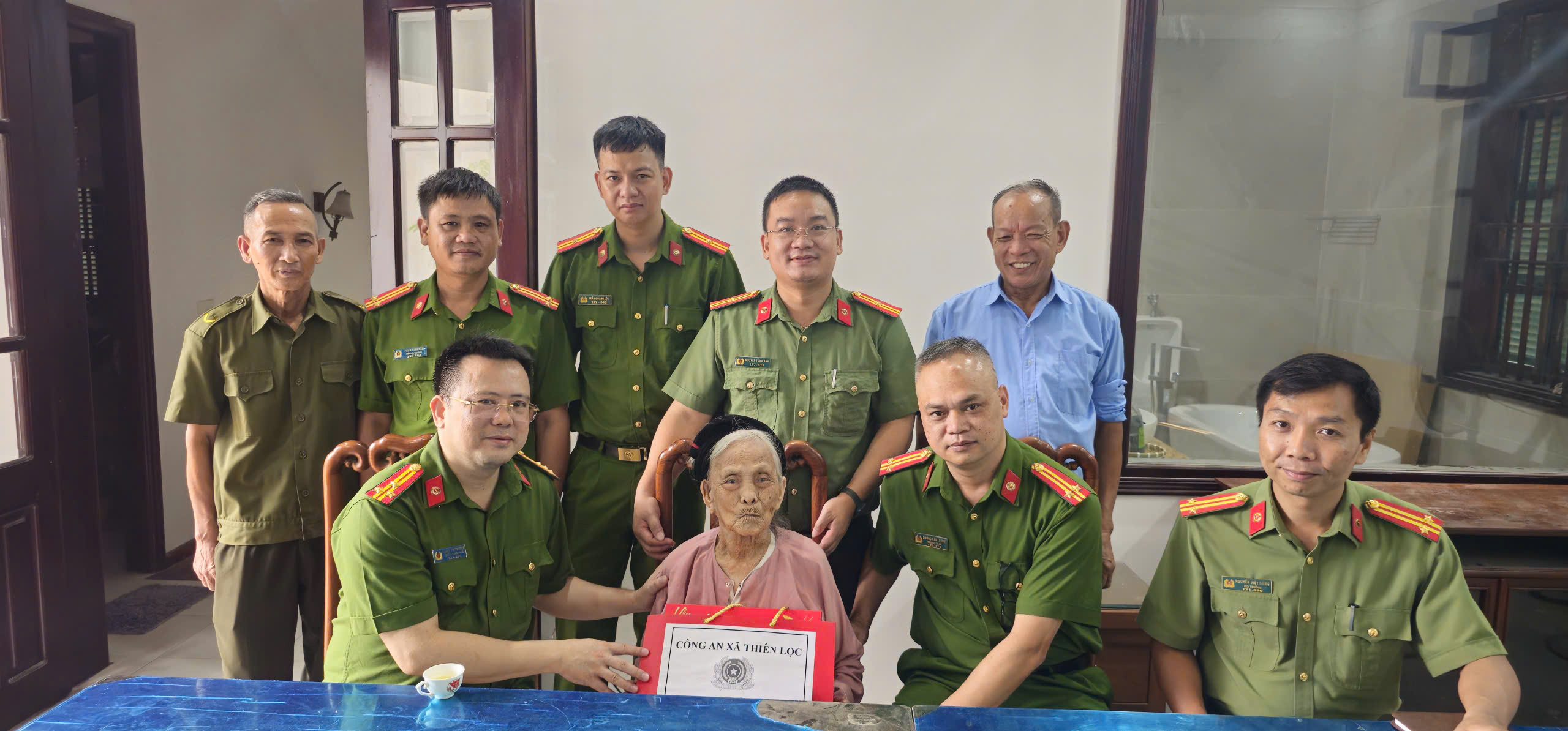 Công an xã Thiên Lộc thăm, tặng quà Mẹ Việt Nam anh hùng Nguyễn Thị Én