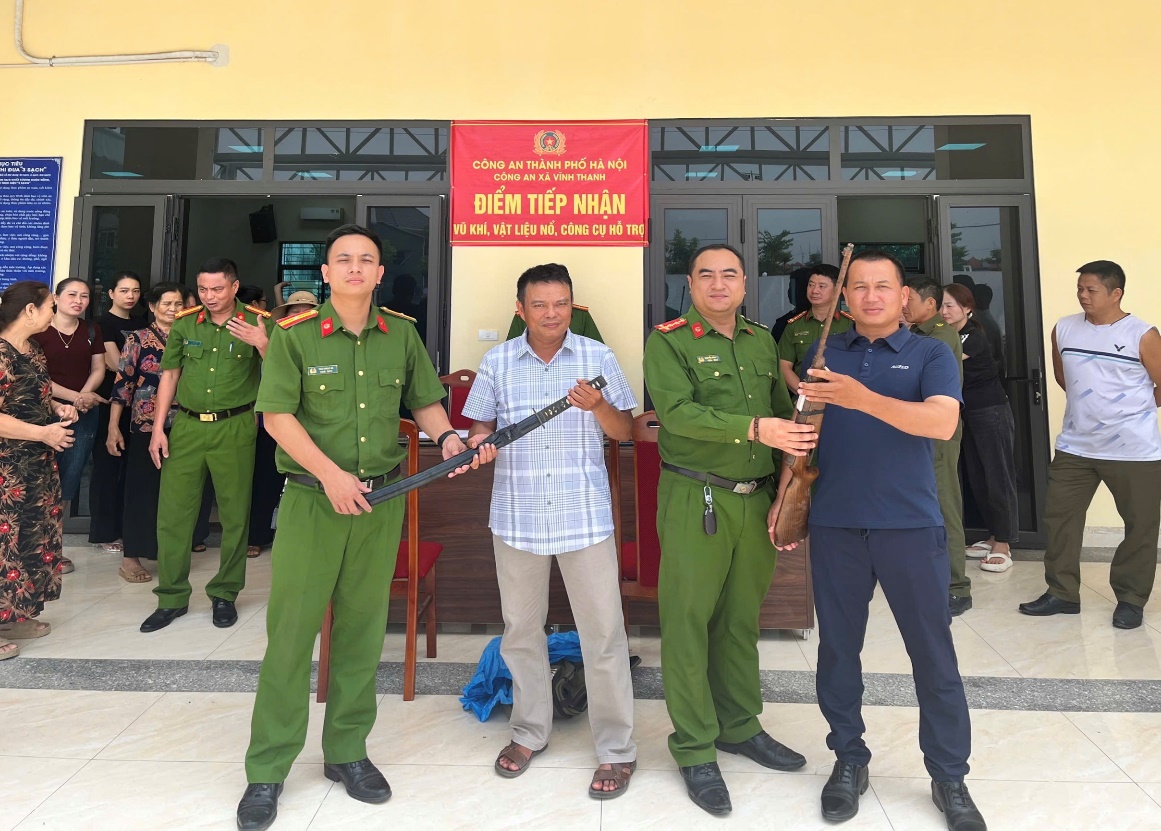 Công an xã Vĩnh Thanh tiếp nhận 2 khẩu súng tự chế, 7 vũ khí thô sơ