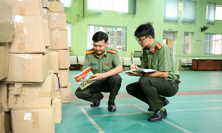 Khám xét, thu giữ hàng trăm nghìn cuốn sách giáo khoa giả