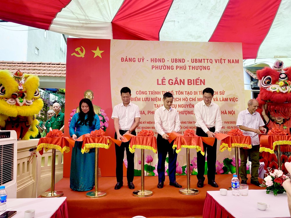 Phường Phú Thượng gắn biển công trình chào mừng lễ kỷ niệm trọng đại của đất nước