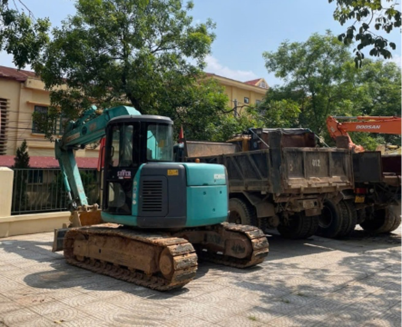 Công an xã Trung Giã ngăn chặn vụ khai thác đất trái phép