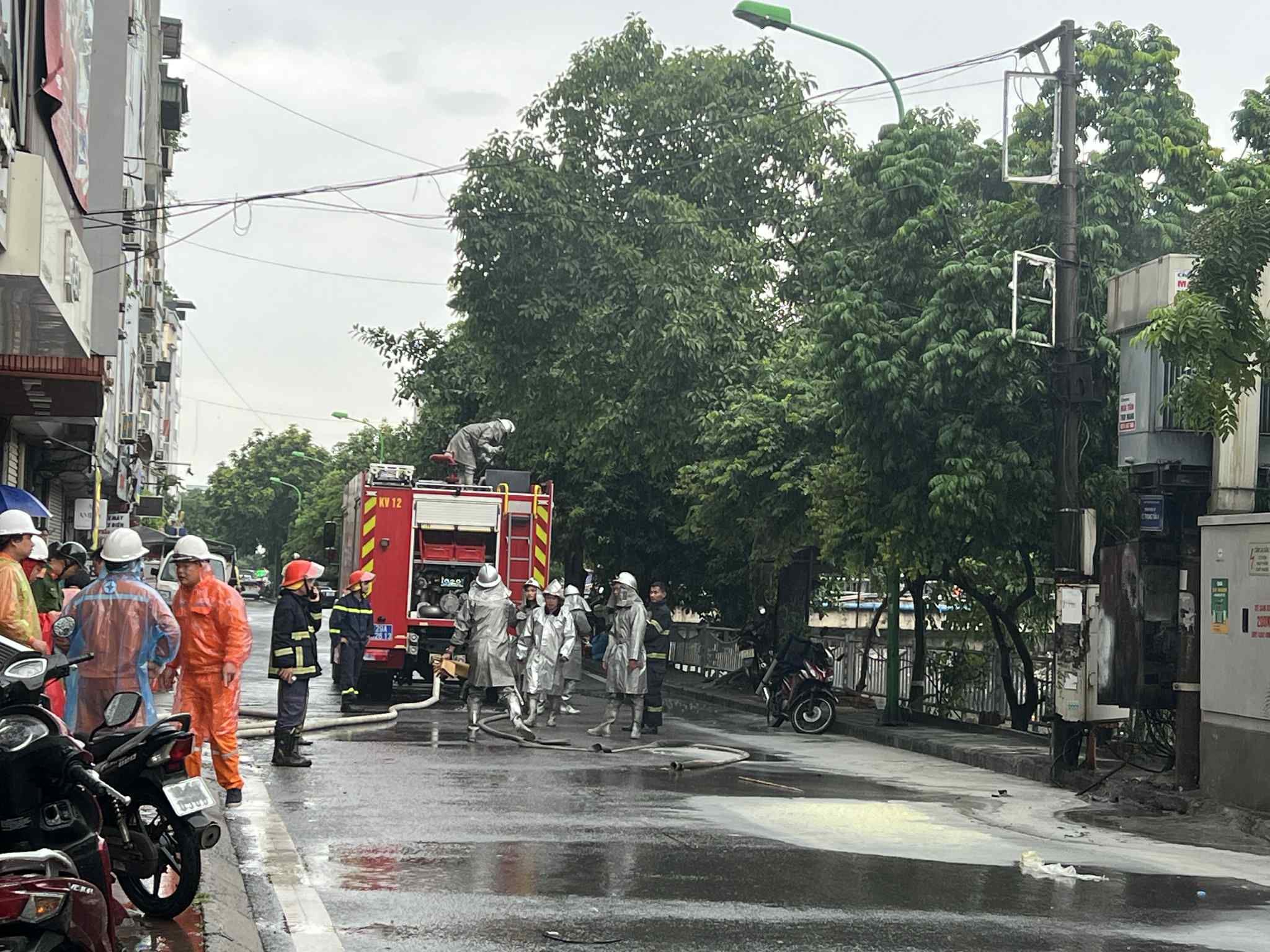 Nổ trạm biến thế gây cháy