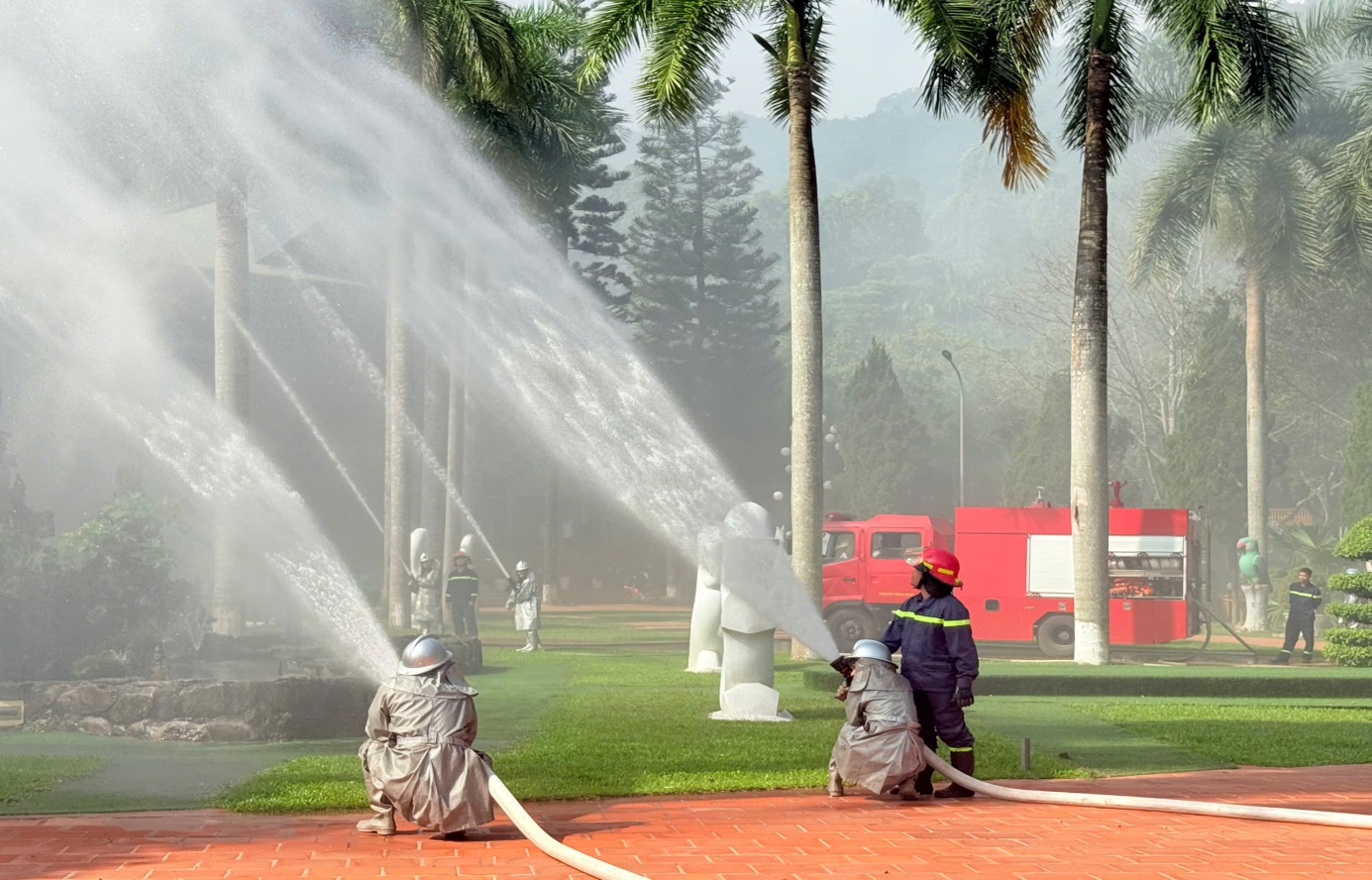 Xử lý tình huống cháy giả định tại khu du lịch Ao Vua