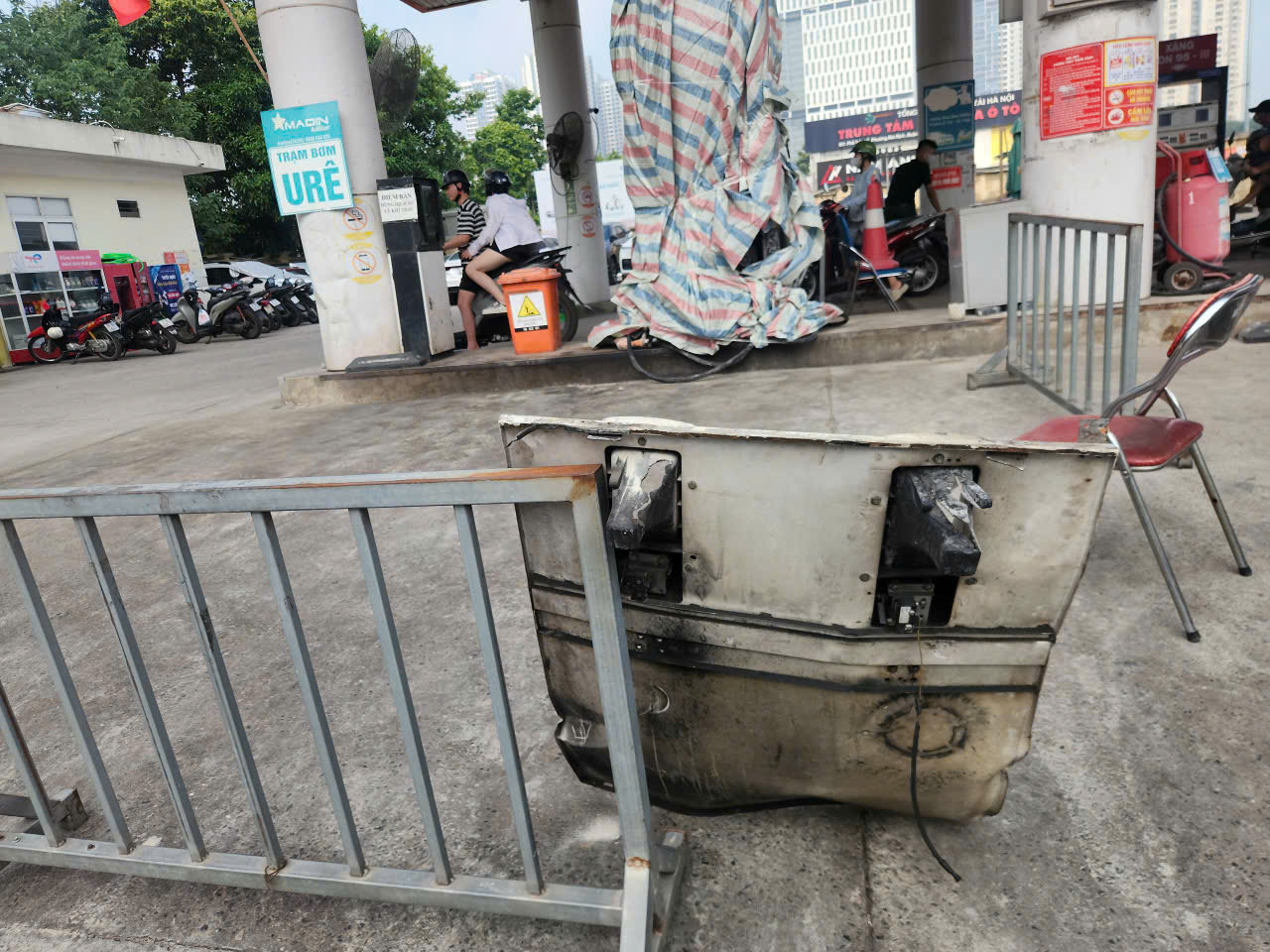 Xử lý kịp thời vụ cháy tại trụ xăng dầu Mai Dịch