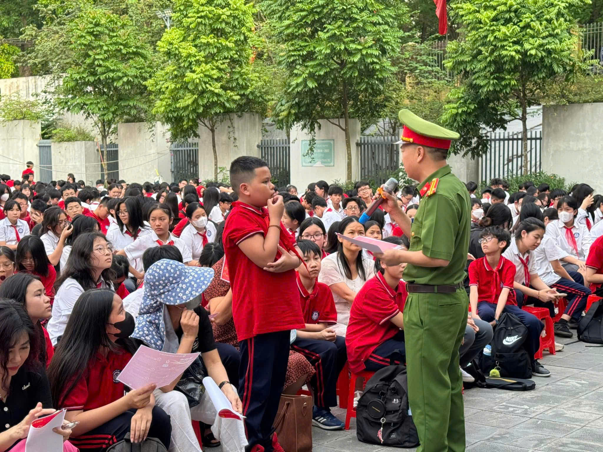 Công an phường Tây Hồ tuyên truyền nâng cao ý thức chấp hành an toàn giao thông của người dân