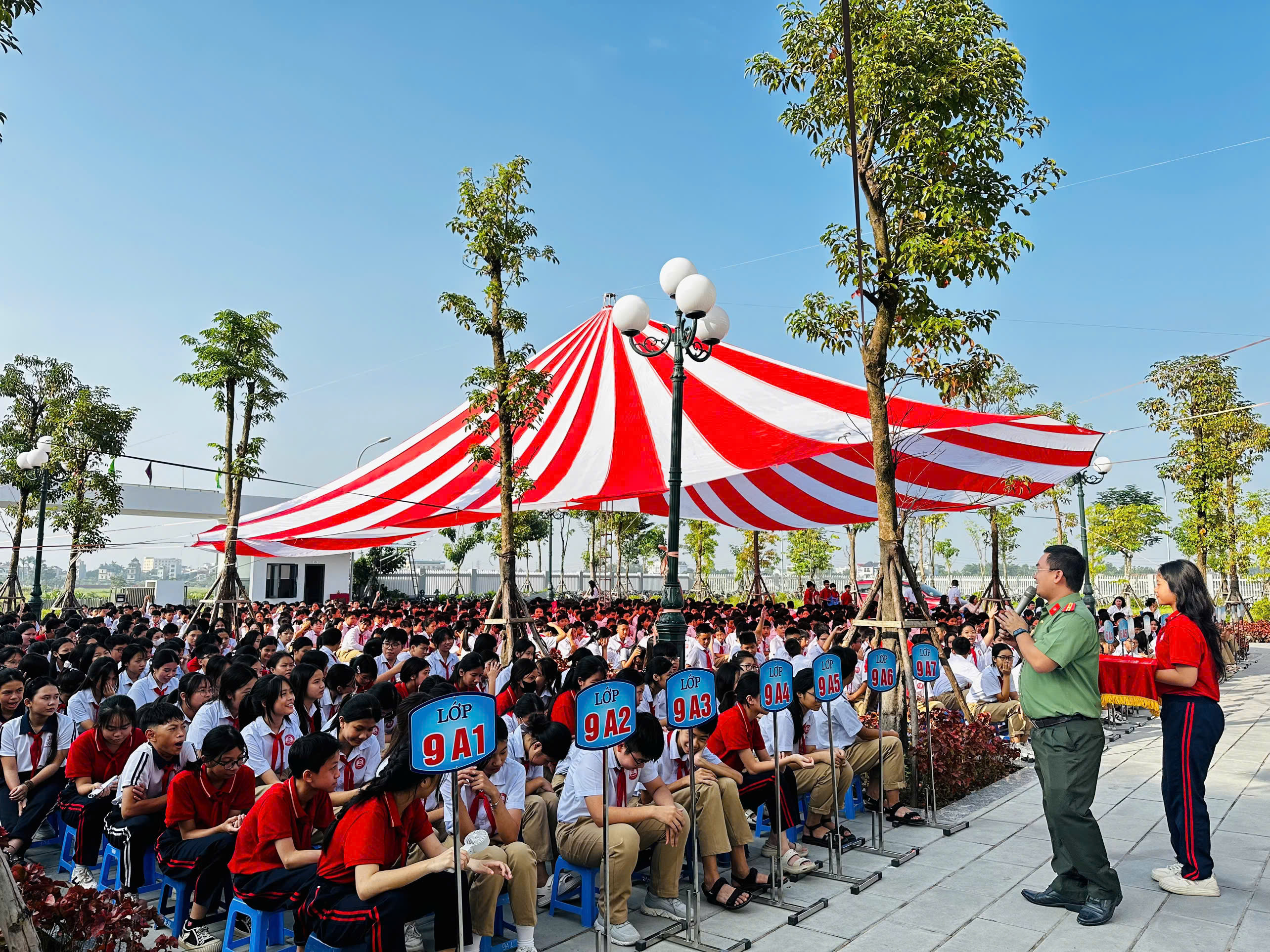 Công an xã Thiên Lộc tuyên truyền nâng cao ý thức an toàn giao thông cho học sinh