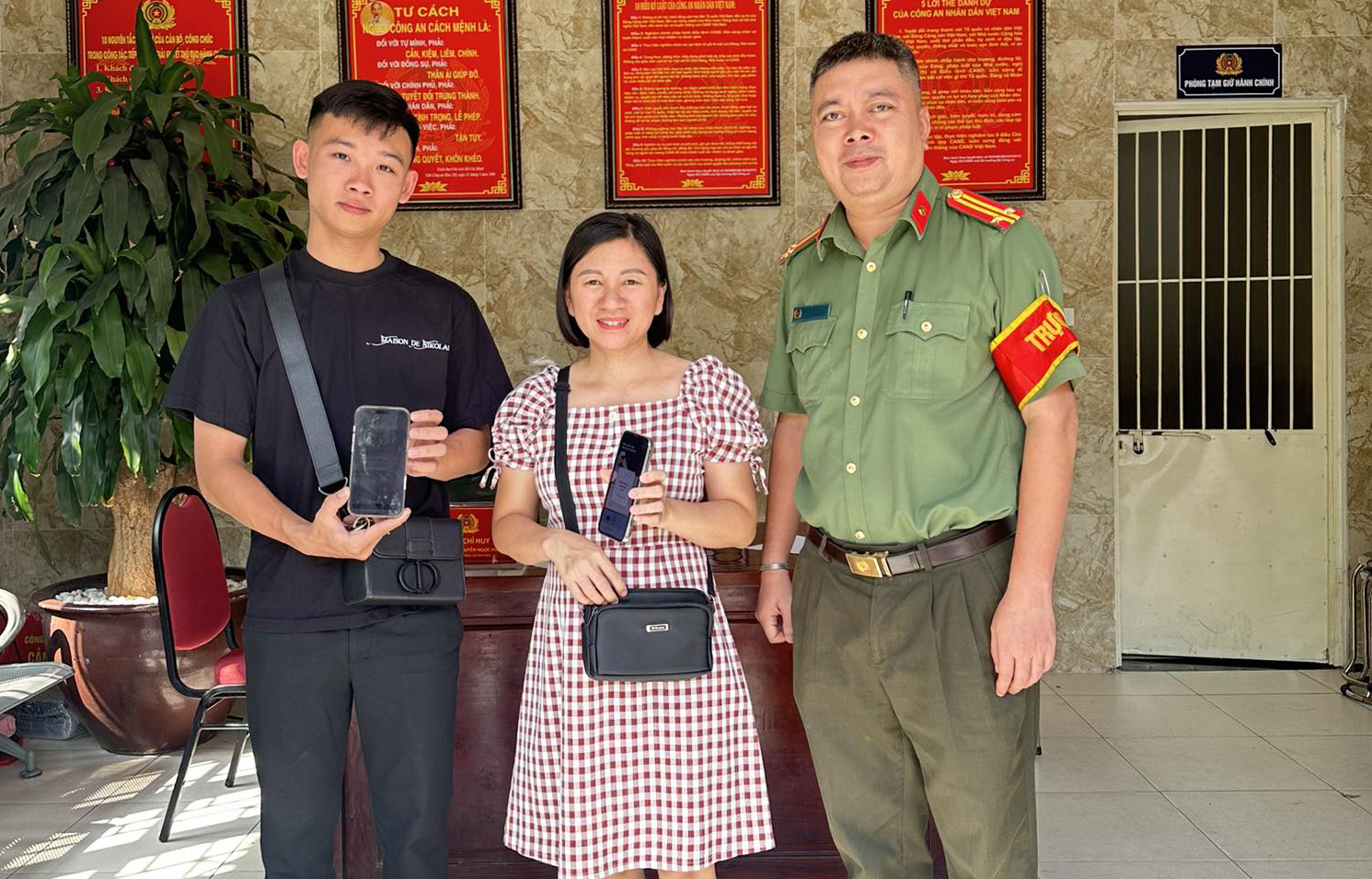 Công an phường Phú Thượng giúp người dân nhận lại số tiền chuyển nhầm