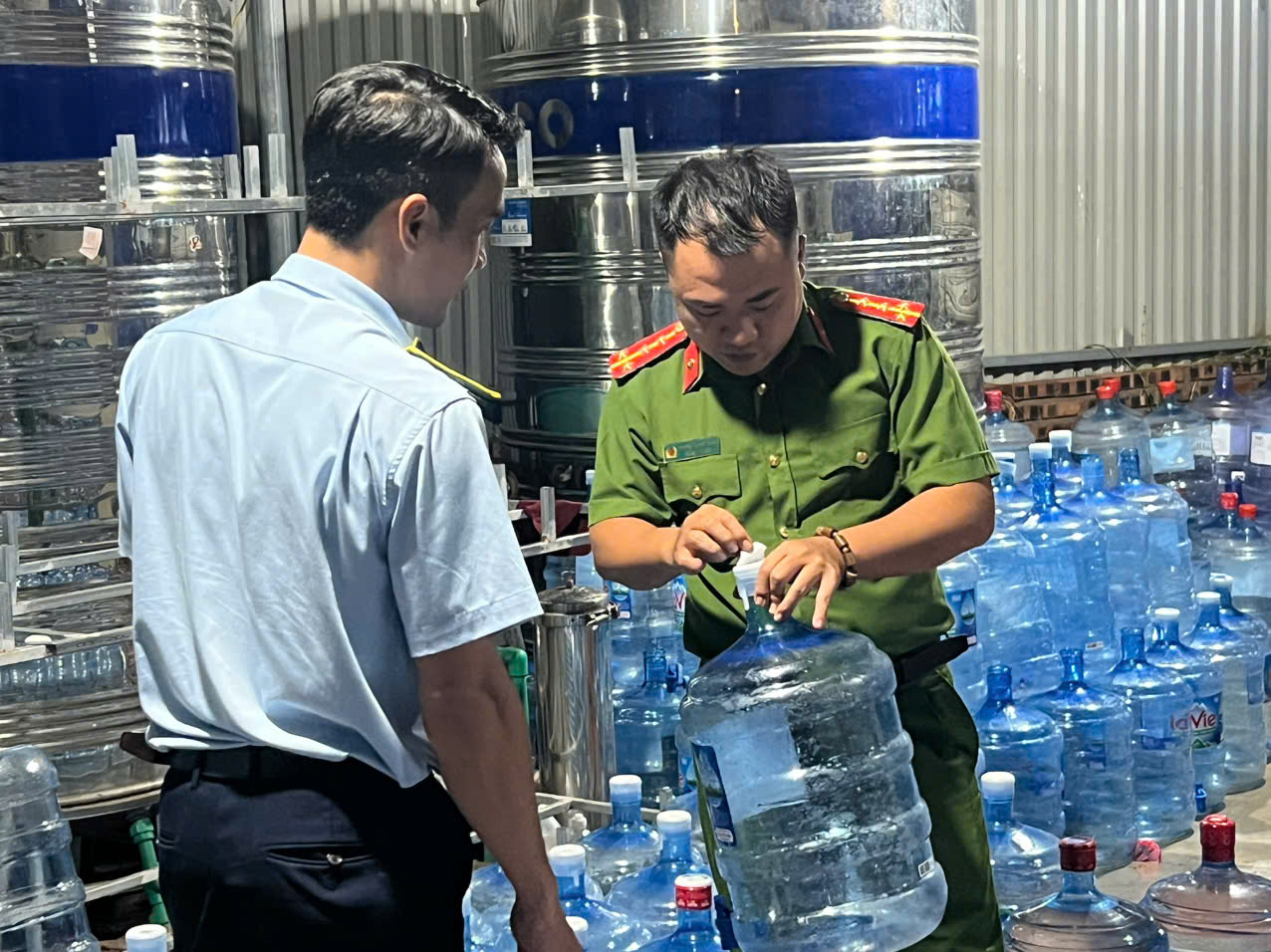 Công an Hà Nội triệt phá vụ sản xuất, buôn bán hàng giả là nước Lavie
