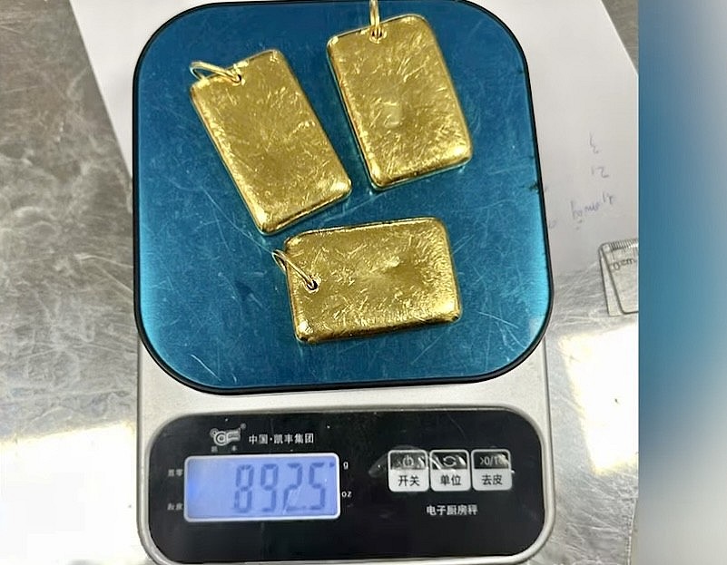 Công an Hà Nội điều tra vụ hành khách đi máy bay mang 3 miếng nghi là vàng