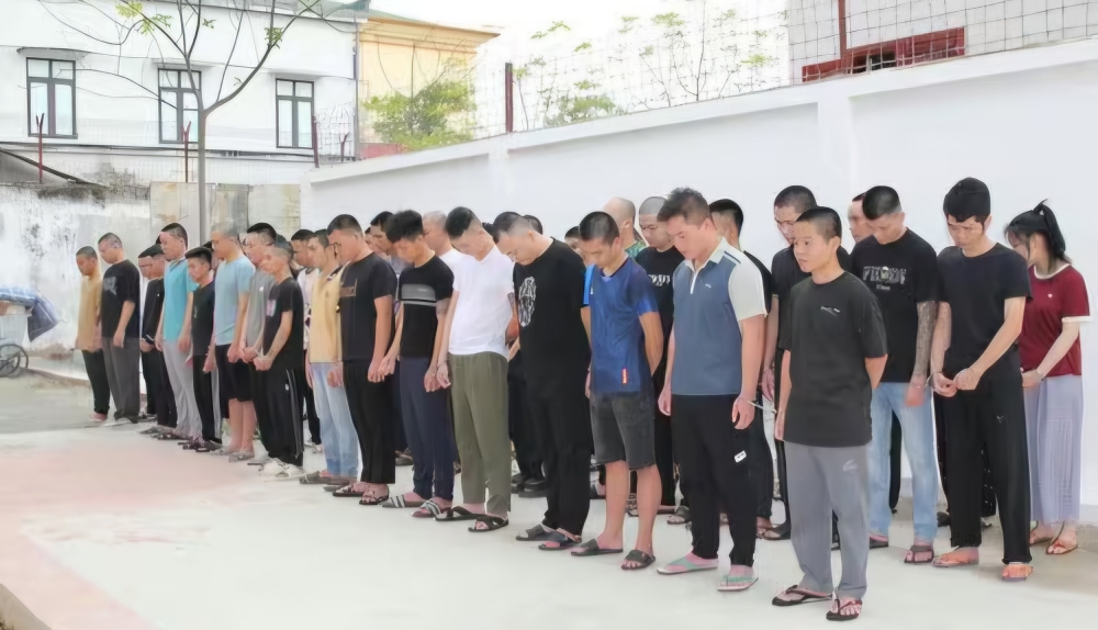 Tiếp nhận nhóm người tham gia đường dây lừa đảo qua mạng tại Campuchia