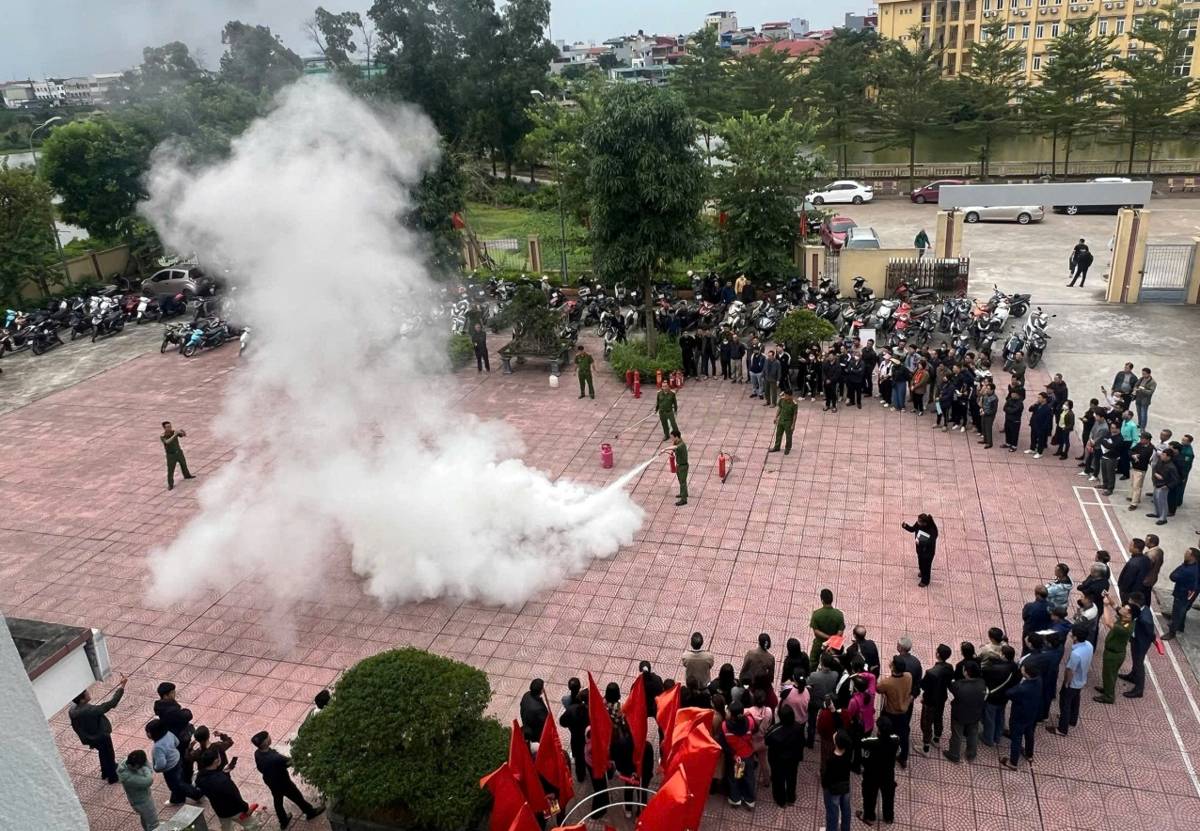Công an xã Ngọc Hồi hướng dẫn khai báo, cập nhật thông tin cơ sở thuộc diện quản lý về phòng cháy