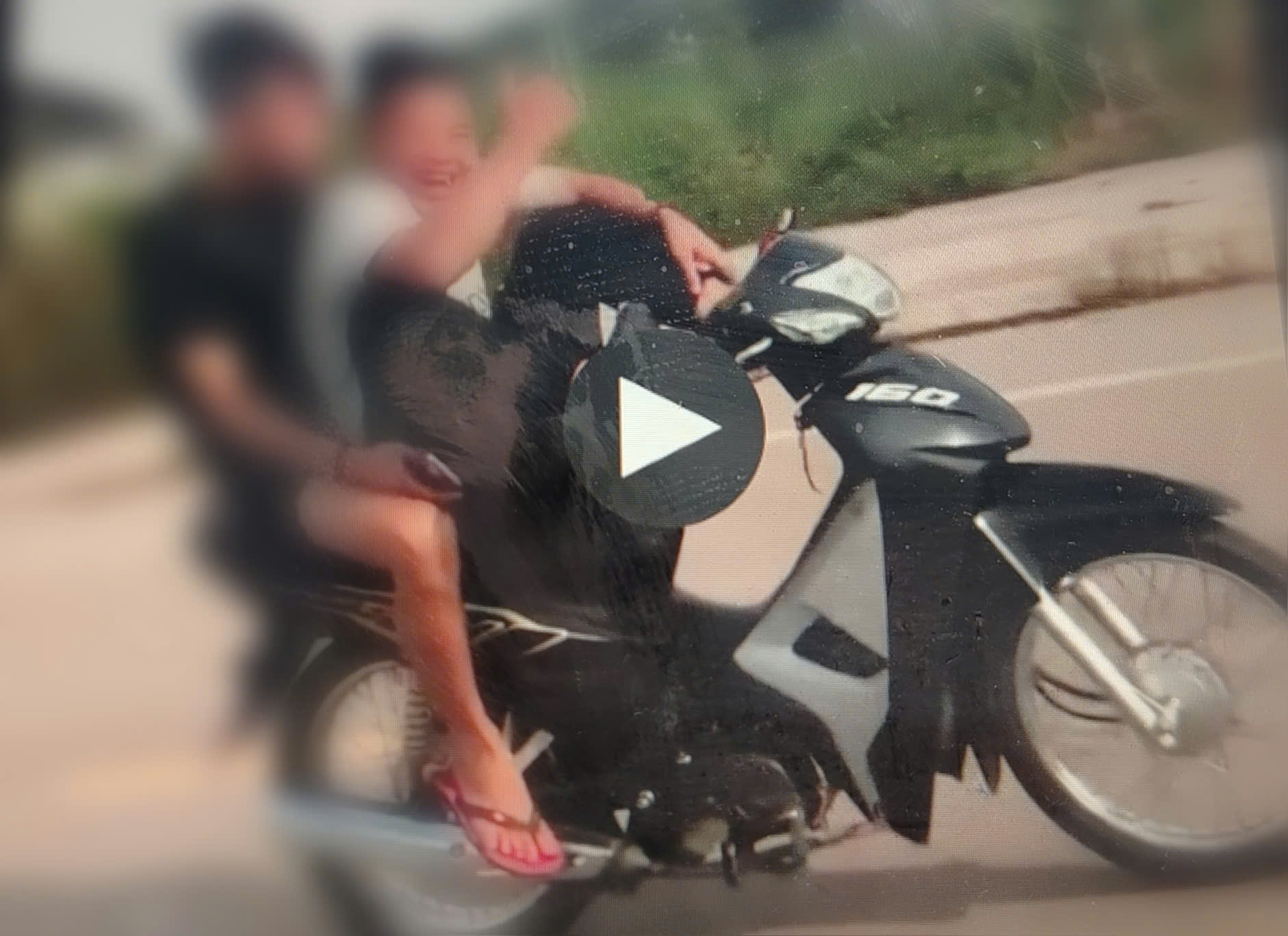 Công an xác định thanh, thiếu niên dùng chân điều khiển xe mô tô gây nguy hiểm an toàn giao thông