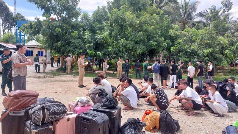 Tiếp nhận nhiều đối tượng liên quan đường dây lừa đảo qua mạng tại Campuchia