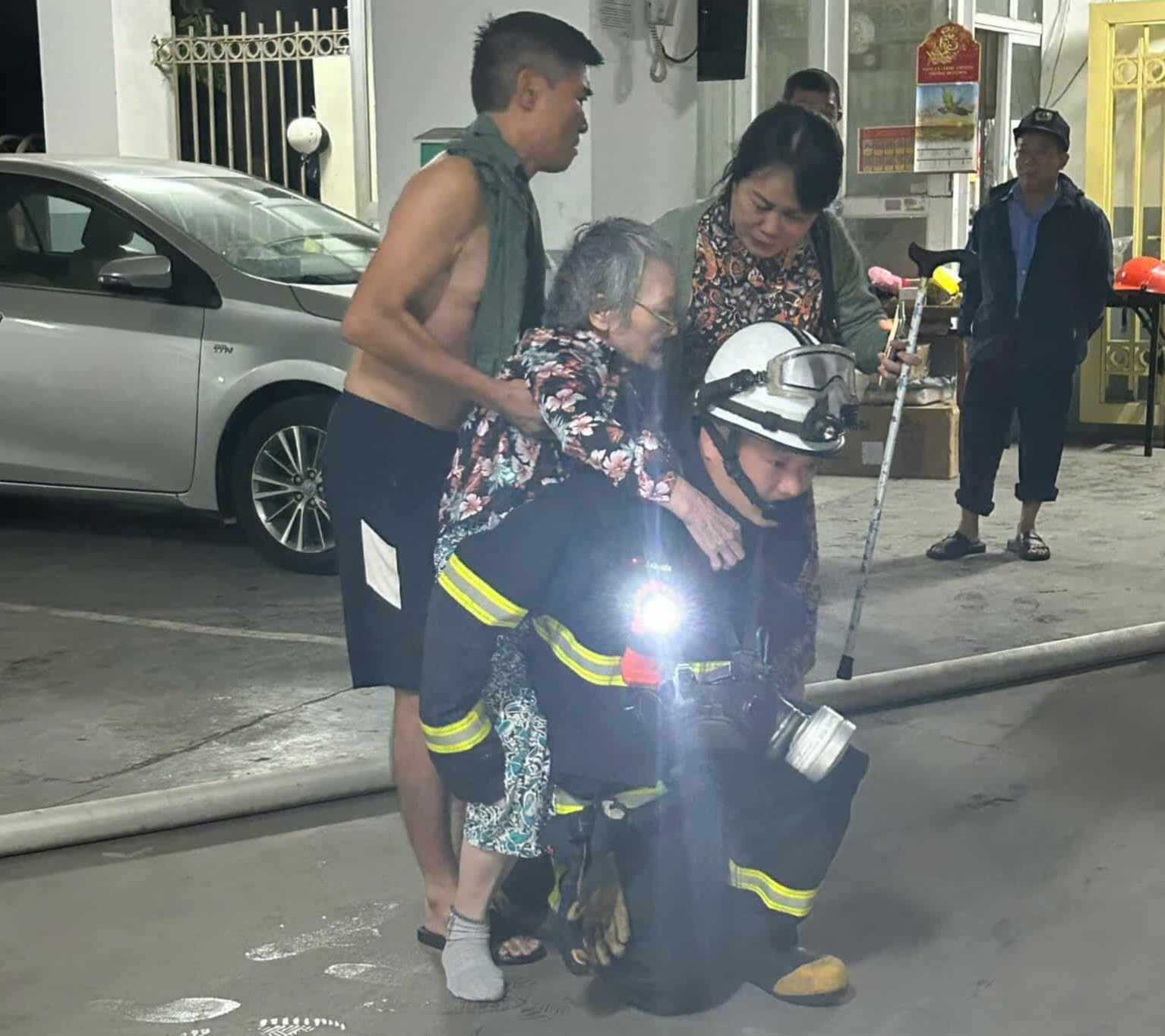 Hướng dẫn thoát nạn 2 người ở đám cháy tại tầng 4 chung cư 15 Đông Quan