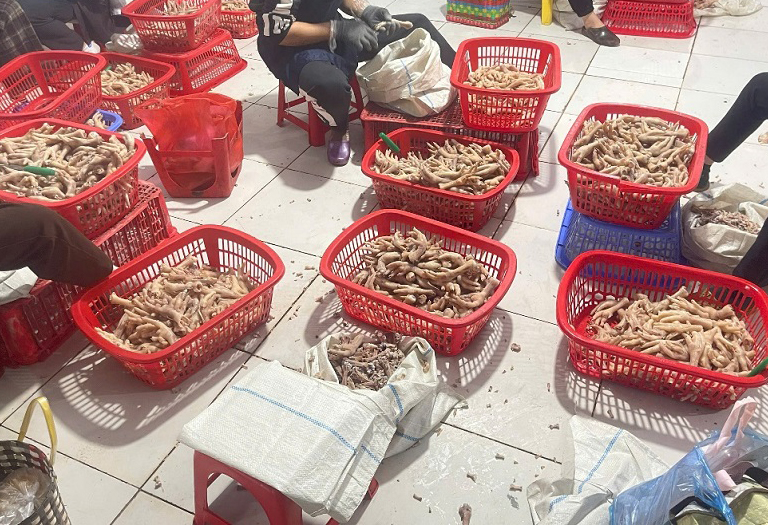 Phát hiện gần 4 tấn chân gà và xúc xích không rõ nguồn gốc