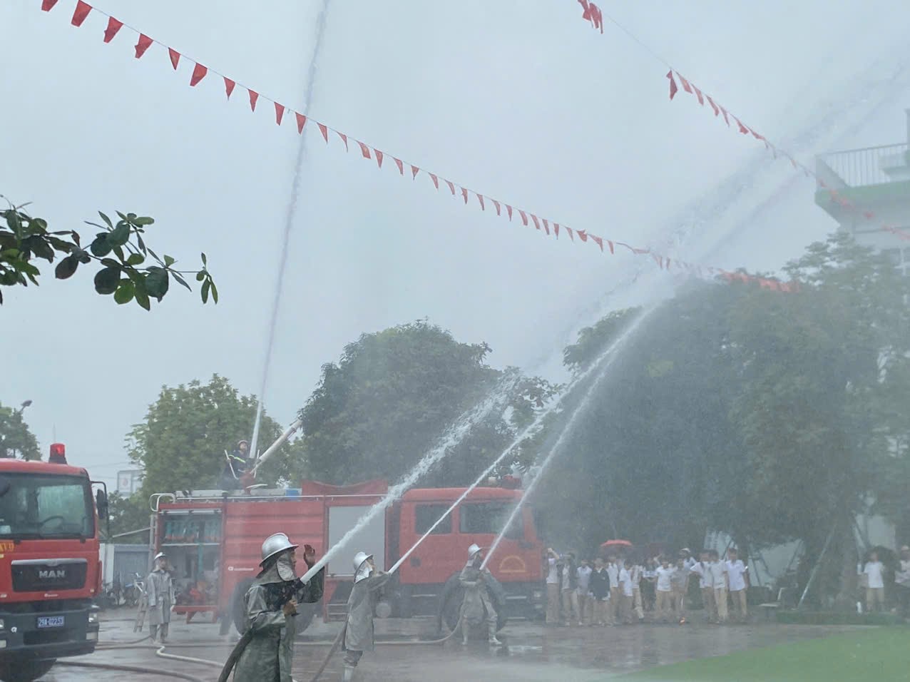 Xử lý vụ cháy giả định từ tình huống chập điện tại lớp học