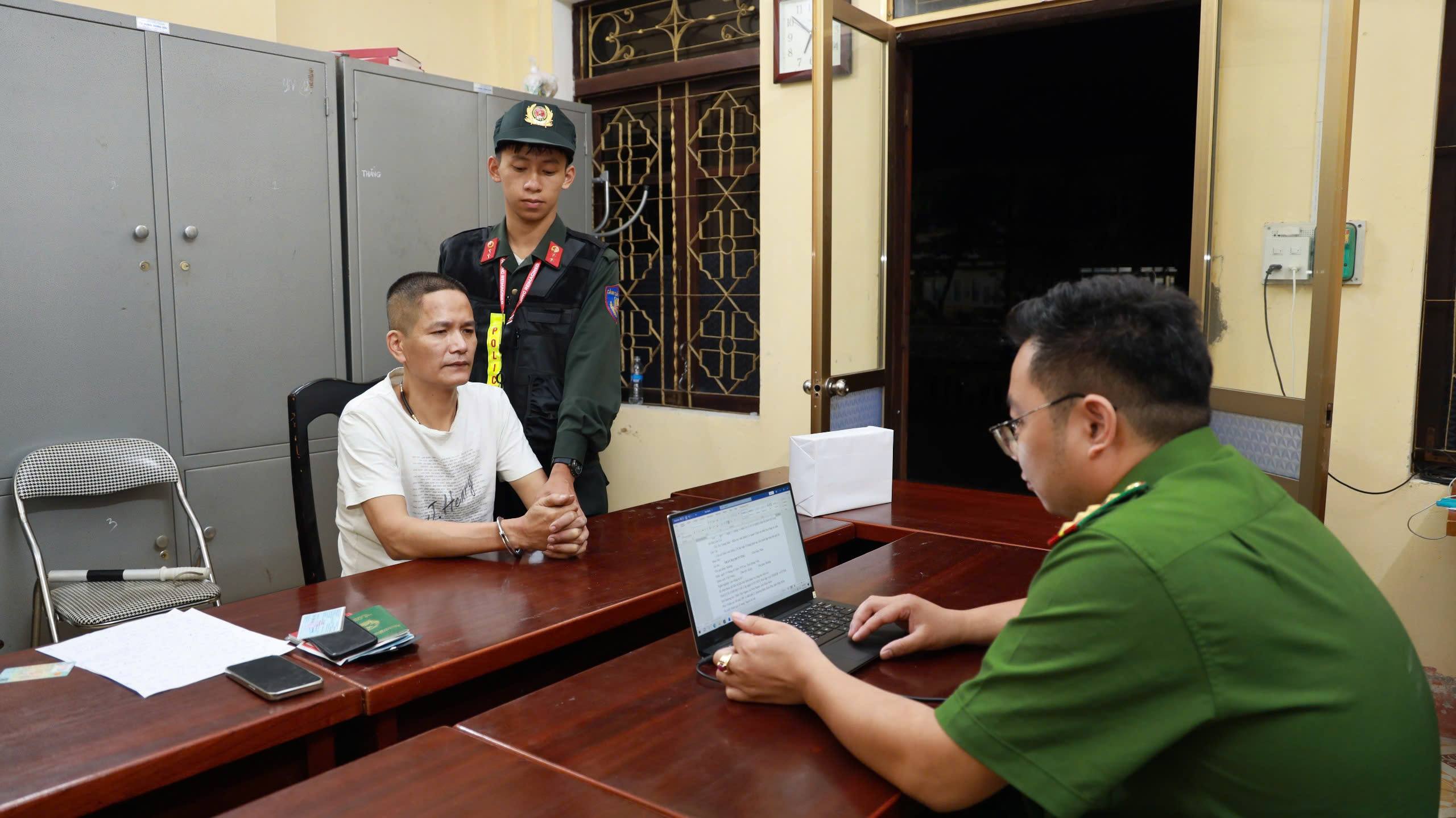 Giấu ma túy trong khoang máy xe ô tô