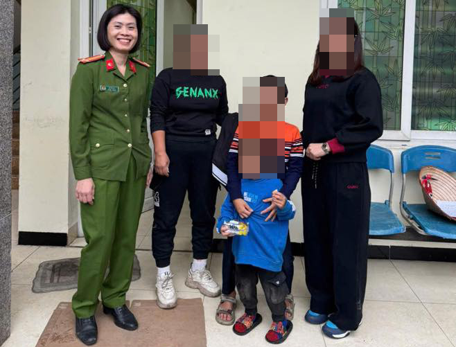 Công an xã Đông Anh giúp tìm người thân cho cháu bé bị lạc