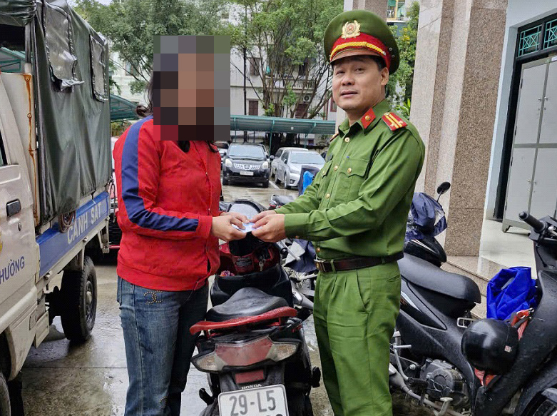 Công an phường Phú Thượng trao trả tài sản cho người dân