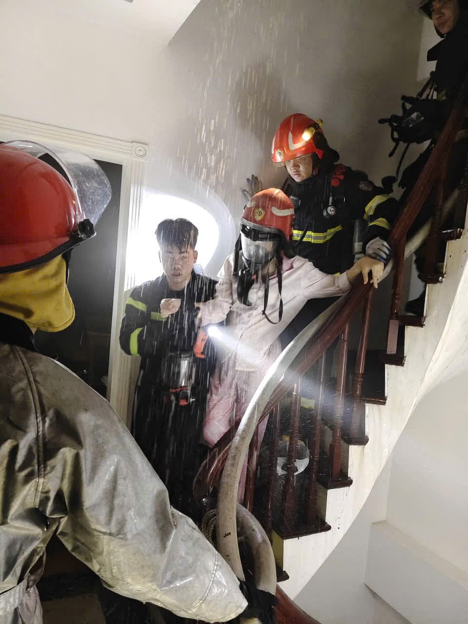 Kịp thời cứu nạn nhân trong đám cháy ngôi nhà 7 tầng