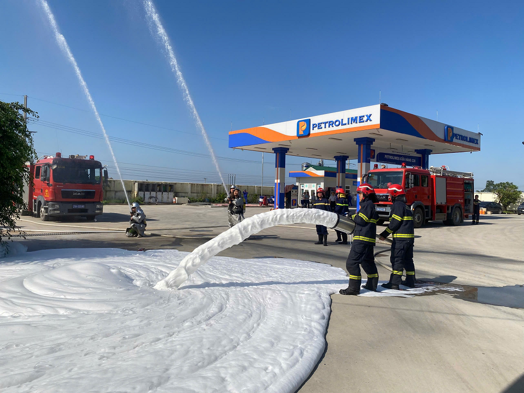 Thực tập phương án chữa cháy, cứu nạn, cứu hộ tại cửa hàng xăng dầu số 28