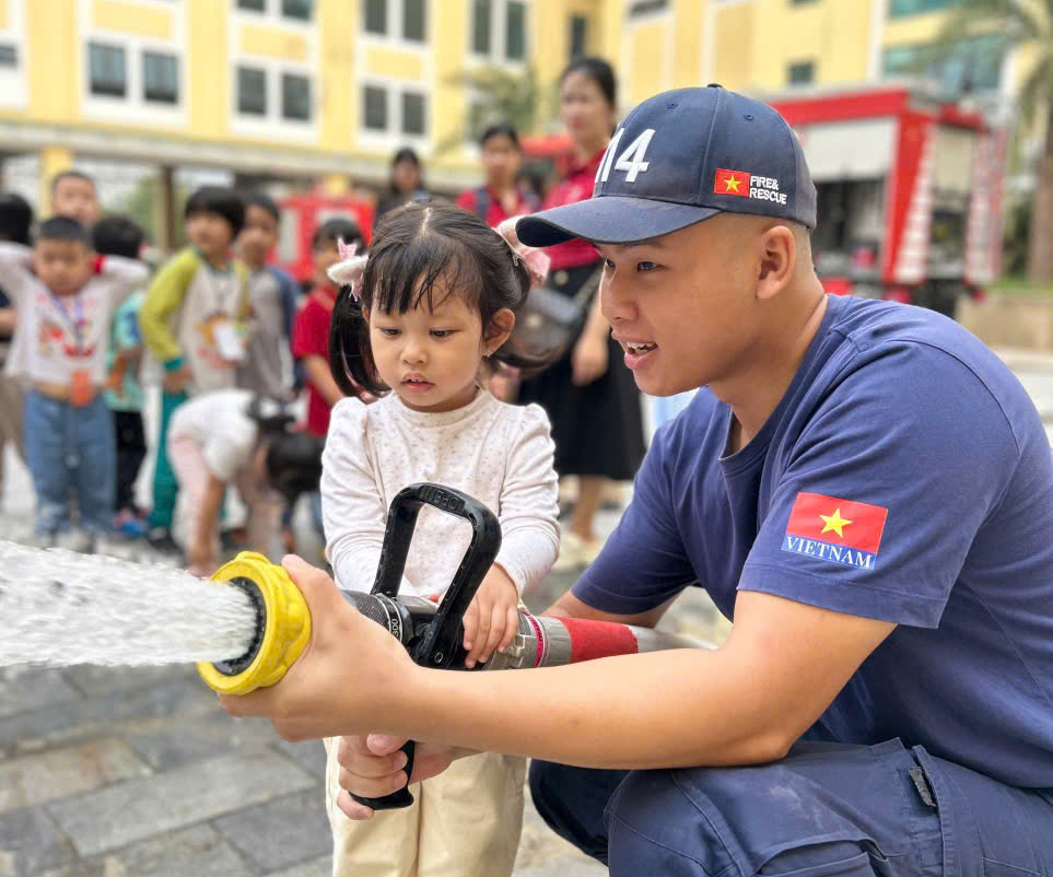 Một ngày trải nghiệm thú vị về phòng cháy, chữa cháy của giáo viên và học sinh Trường Mầm non Nắng Mai