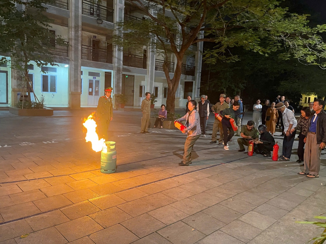 Hướng dẫn kỹ năng chữa cháy, cứu nạn trong đêm tại phố cổ