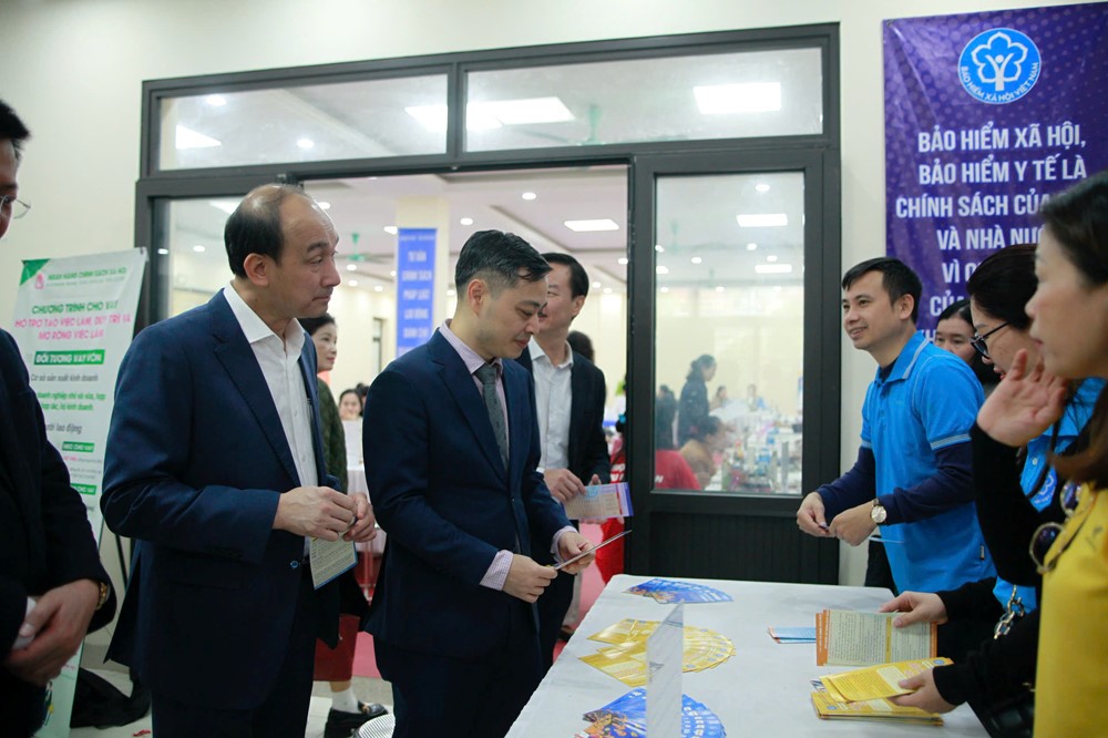 Phường Phú Thượng trao hợp đồng vay vốn giúp hộ nghèo cải thiện đời sống