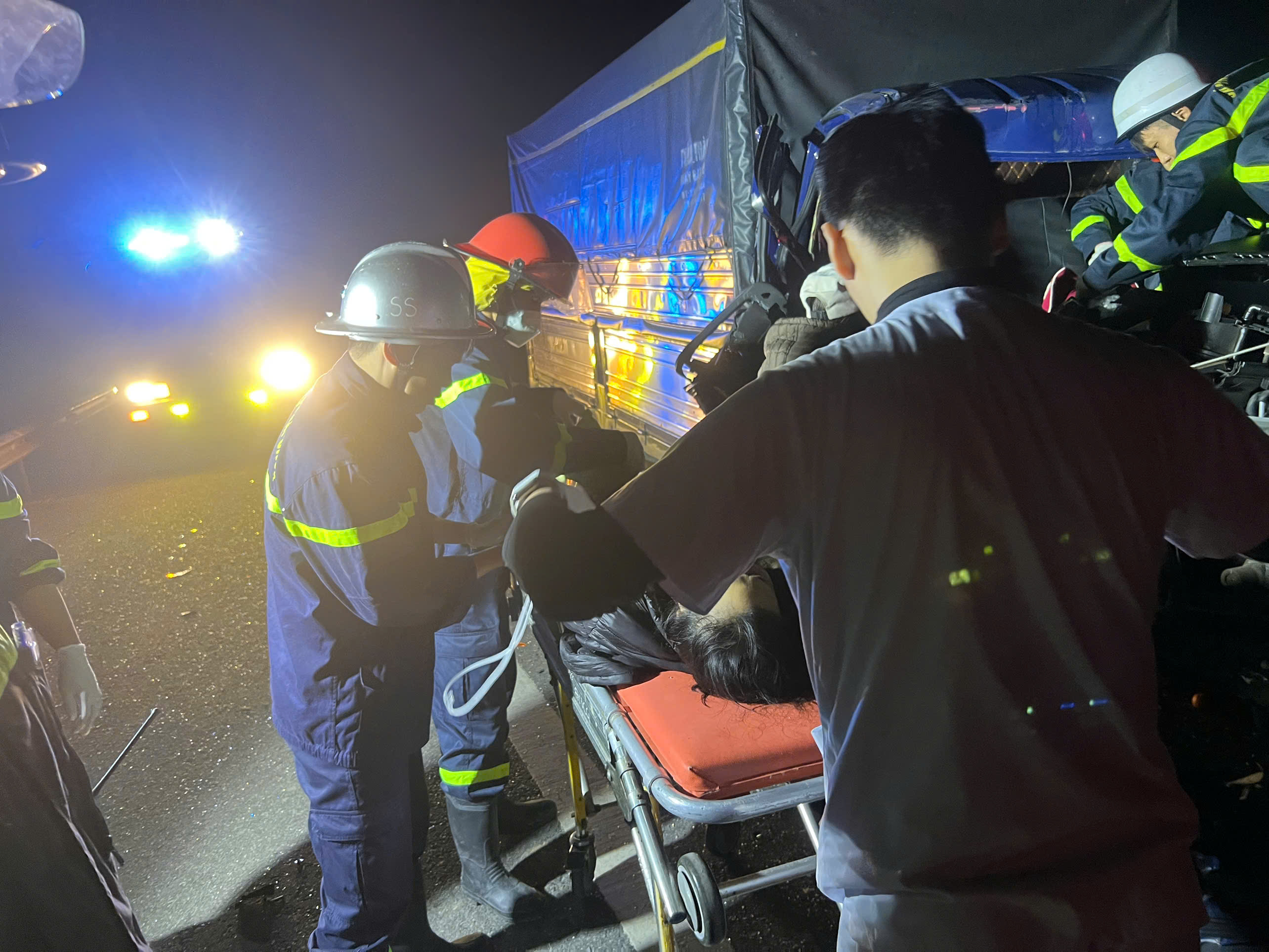 Kịp thời cứu nạn nhân mắc kẹt trong ca bin ô tô bị tai nạn