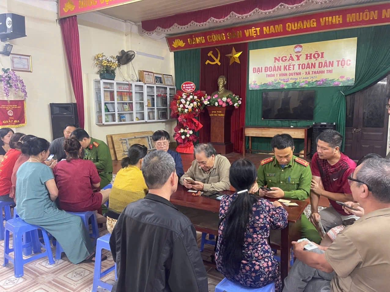 Công an xã Thanh Trì “chạy đua” tiến độ triển khai làm sạch dữ liệu giấy phép lái xe