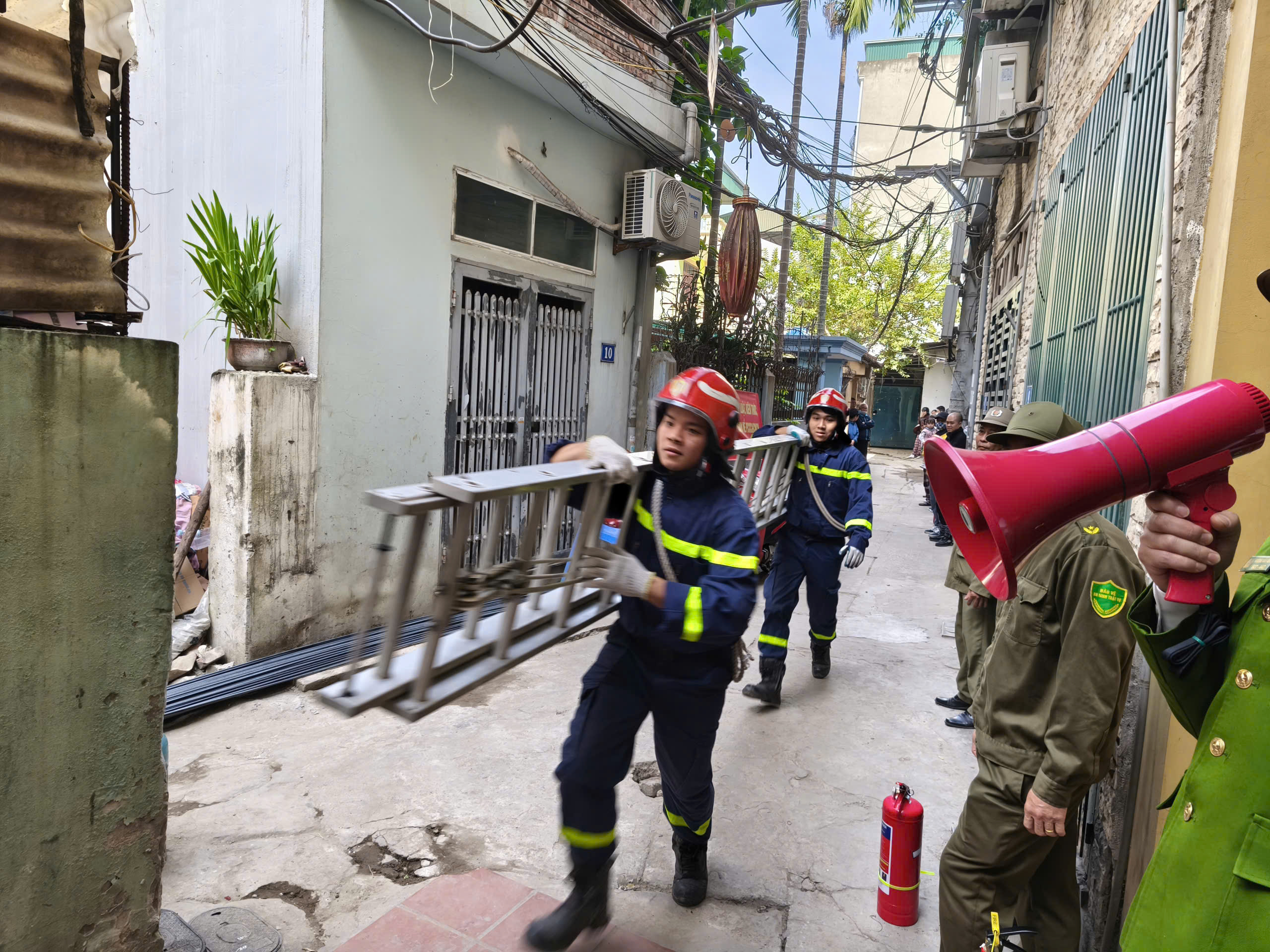 Xử lý nhanh tình huống cháy giả định do chập điện