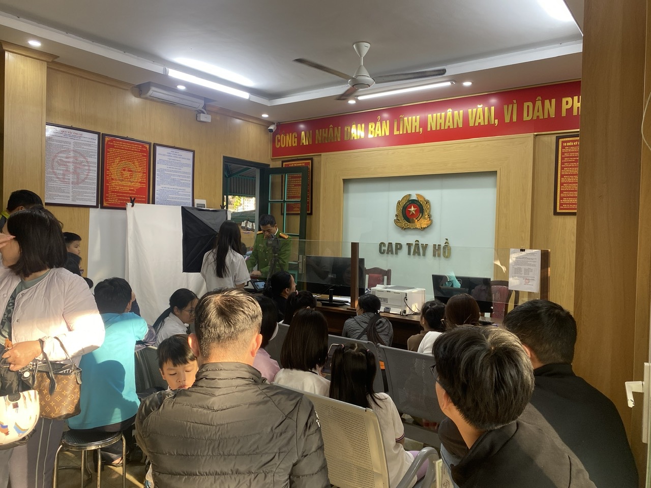 Tiếp tục triển khai cao điểm cấp căn cước cho học sinh trên địa bàn phường Tây Hồ