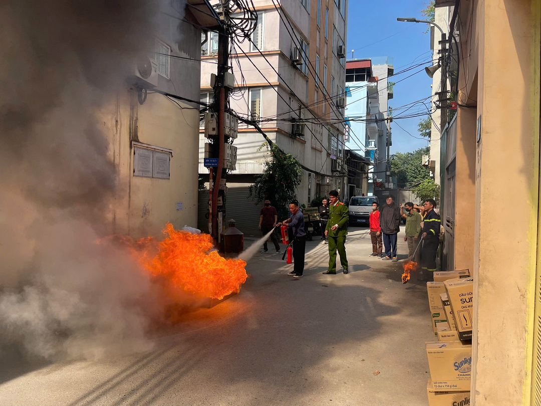 Huấn luyện phòng cháy, cứu nạn cho các cơ sở kinh doanh ở phường Hồng Hà