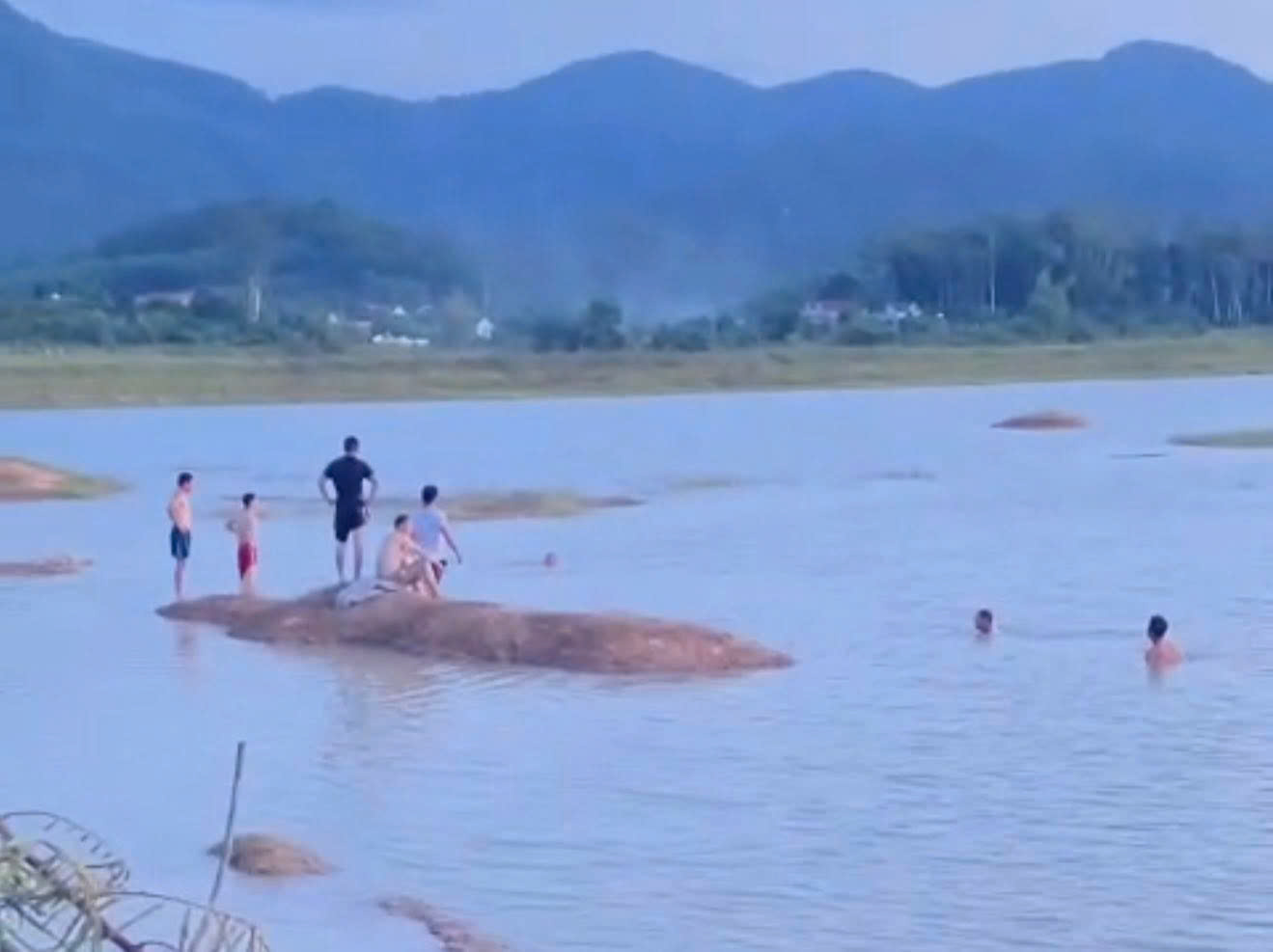 Tắm đập, hai học sinh đuối nước thương tâm