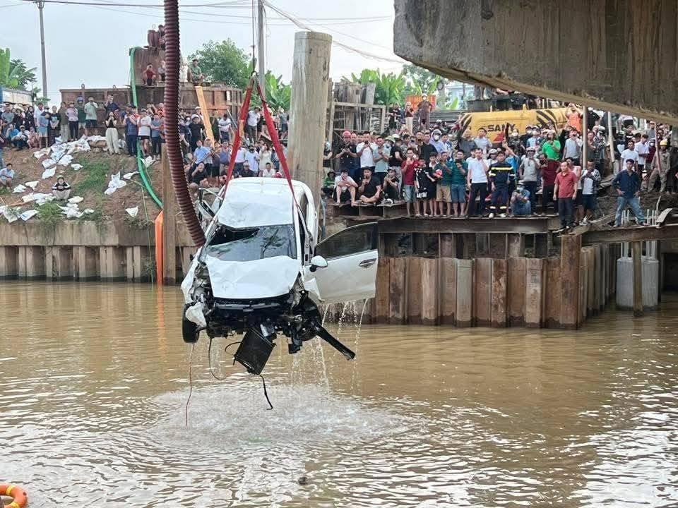 Nghệ An: Ô tô tông hai xe máy rồi lao xuống sông