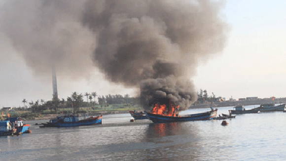 Nổ tàu cá, 7 thuyền viên bị hất văng xuống biển